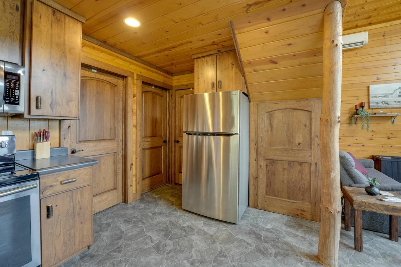 Cozy Haven Of Rest With Amish Country Views!